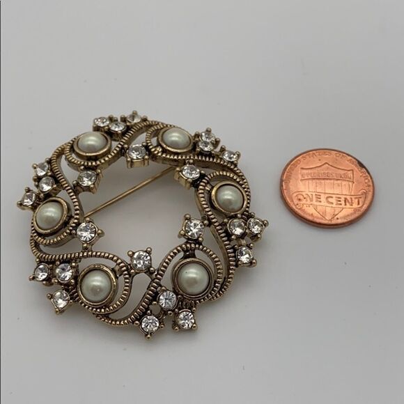 New Monet Pearl and Rhinestone Wreath Pin - Picture 4 of 5